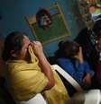 Família do estudante identificado chora a morte após restos serem identificados  Foto: Jorge Dan Lopez / Reuters