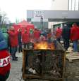 <p>O setor industrial também será afetado; na foto, trabalhadores bloqueiam o acesso à fabrica da Audi</p>  Foto: Nicolas Maeterlinck / AFP