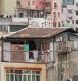 <p>Milhares de pessoas moram em verdadeiras favelas no alto de edifícios</p>  Foto: BBC News Brasil