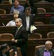 O primeiro-ministro israelense, Benjamin Netayanhu, deixa o Parlamento após votação que pôs fim a atual legislatura, em Jerusalém, em 8 de dezembro  Foto: Baz Ratner / Reuters