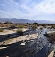 <p>Petr&oacute;leo bruto escorre atrav&eacute;s do deserto no sul de Israel, perto da aldeia de Beer Ora, ao norte de Eilat, em 4 de dezembro</p>  Foto: Yehuda Ben Itach / Reuters
