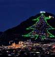 A árvore de Natal de Gubbio é projetada anualmente em uma das faces do monte Ingino e é ilminada por mais de 1 mil lâmpadas  Foto: Twitter