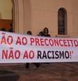 <p>Faixa pede o fim do racismo na cidade</p>  Foto: João Spósito Júnior / Facebook
