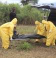 Agentes carregam corpo de vítima do Ebola em Serra Leoa. Foto de 21/10/2014.  Foto: Josephus Olu-Mamma / Reuters