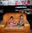 Crianças no Complexo da Maré, no Rio de Janeiro: pobreza atinge milhões no mundo  Foto: Mario Tama / Getty Images 