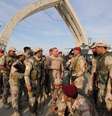 Ministro da defesa e soldados iraquianos se reúnem em área próxima a Bagdá; ao menos 1.500 militares serão enviados à região pela coalizão  Foto: Hadi Mizban / AP
