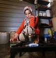 Menina síria refugiada prepara chá no campo de refugiados Al Zaatari, em Mafraq, na Jordânia, perto da fronteira com a Síria, no fim de semana. 07/12/2014  Foto: Muhammad Hamed / Reuters