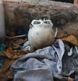 <p>Ossadas humanas foram encontradas expostas no cemitério</p>  Foto: Anna Cláudia Almeida / Portal Cada Minuto