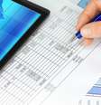 Gestão financeira não deve ser deixada em segundo plano  Foto: Pixsooz / Shutterstock