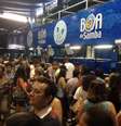 Moradores da Rocinha, no Rio de Janeiro, lotaram a quadra da escola de samba local durante evento em que a prefeitura entregou títulos de legitimação de posse de imóveis  Foto: Marcus Vinícius Pinto / Terra