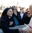 Irmã Cristina Scuccia teve um encontro com o Pontífice após a audiência geral de hoje e presenteou o líder da Igreja Católica com seu primeiro álbum  Foto: L'Osservatore Romano / AP