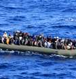 <p>Barco improvisado cheio de migrantes &eacute; interceptado por um navio da Marinha italiana, no mar Mediterr&acirc;neo perto de Lampedusa, em&nbsp;fevereiro</p>  Foto: Marinha italiana / AFP