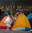 Manifestantes pró-democracia ocupam calçada com barracas em frente à sede do governo de Hong Kong. 10/12/2014.  Foto: Tyrone Siu / Reuters