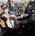 Ministro palestino Ziad Abu Ein e policial israelense brigam na Cisjordânia. 10/12/2014  Foto: Mohamad Torokman / Reuters