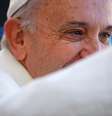 Papa Francisco acena em audiência na praça de São Pedro, no Vaticano. 10/12/2014  Foto: Stefano Rellandini / Reuters