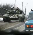 Separatistas pró-russos em tanque em Khartsyzk, leste de Donetsk. 07/12/2014.  Foto: Maxim Shemetov / Reuters