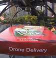 Um drone de aproximadamente 500 gramas decolou do restaurante com uma pizza pepperoni para entregar em um apartamento bem próximo  Foto: YouTube / Reprodução