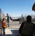 Soldado conserta grade na Base Aérea de Bagram, no  Afeganistão. 10/12/2014  Foto: Lucas Jackson / Reuters