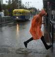 Pedestre passa em rua alagada em San Francisco. 11/12/2014.  Foto: Robert Galbraith / Reuters