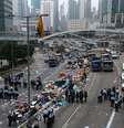 <p>Pol&iacute;cia e funcion&aacute;rios do governo de Hong Kong limpam &aacute;rea de protestos em 11 de dezembro</p>  Foto: Bobby Yip / Reuters