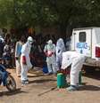 Agentes da saúde se preparam para desinfectar mesquita em Bamako, no Mali, em novembro. 14/11/2014  Foto: Joe Penney / Reuters