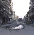 <p>Rua deserta tomada por escombros de prédios destruídos em Deir al-Zor, na Síria, em março deste ano</p>  Foto: Stringer / Reuters