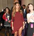 Beyoncé para o trânsito por onde passa e no Billboard Women In Music Awards não foi diferente. Nesta sexta-feira (12), a cantora escolheu para o evento um vestido com uma super fenda, deixando as pernas à mostra  Foto: Monica Schipper / Getty Images