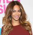 Beyoncé para o trânsito por onde passa e no Billboard Women In Music Awards não foi diferente. Nesta sexta-feira (12), a cantora escolheu para o evento um vestido com uma super fenda, deixando as pernas à mostra  Foto: Monica Schipper / Getty Images 