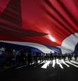 Estudantes cubanos carregam uma bandeira gigante de seu país durante passeata em Havana.  Foto: Enrique De La Osa / Reuters