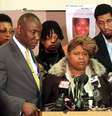 Samaria Rice (centro), mãe de Tamir Rice, a criança que foi morta por um policial, fala à imprensa em Cleveland, Ohio, nesta semana. 08/12/2014  Foto: Aaron Josefczyk / Reuters