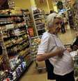 <p>Segmento de Hipermercados e Supermercados recuperou a perda de 0,2% em setembro ao avançar 1,3% em outubro, segundo o IBGE</p>  Foto: Nacho Doce / Reuters