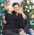 Xuxa e o namorado, o ator Junno Andrade, são só romance! Os dois, que costumam ir juntos a vários eventos, neste sábado (13) foram clicados nos bastidores do show A Magia do Natal, no Ginásio do Ibirapuera, em São Paulo  Foto: Francisco Cepeda/Paduardo  / AgNews