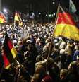 Em paralelo se formou uma contramanifestação, também com milhares de participantes, sob o lema "Dresden para todos" e pedindo solidariedade com os imigrantes e os peticionários de asilo  Foto: Hannibal Hanschke / Reuters
