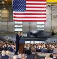 O presidente norte-americano, Barack Obama, discursa na Base Conjunta McGuire-Dix-Lakehurst, em Nova Jersey, nos Estados Unidos, nesta segunda-feira. 15/12/2014  Foto: Larry Downing / Reuters