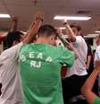 <p>Num ato que sugeriu ser um gesto previamente combinado, réus ergueram as mãos e gritaram para os outros: "não passarão!"</p>  Foto: Juliana Prado / Especial para Terra
