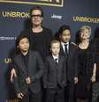 Brad Pitt leva filhos para prestigiar a estreia de 'Unbroken', dirigido e produzido por Angelina Jolie   Foto: Jordan Strauss / Invision / AP