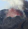 A lava do vulcão Pico do Fogo, no arquipélago de Cabo Verde, já destruiu dois povoados da ilha, provocando a evacuação de cerca de 1.500 habitantes  Foto: Saulo Montrond  / Reuters
