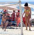 A ex-jogadora de vôlei Virna mostrou que a aposentadoria e a idade não mudaram muito sua silhueta desde a época em que estava na ativa. Nesta terça-feira (16), a ex-atleta de 43 anos foi clicada enquanto curtia o dia ensolarado na praia do Leblon, na zona sul do Rio de Janeiro  Foto: J. Humberto / AgNews