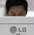 Um homem olha para uma tela da LG durante feira de eletrônicos na Coreia do Sul. 17/10/2014  Foto: Kim Hong-Ji / Reuters