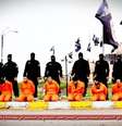 Foto mostra terroristas e executados na cidade iraquiana de Tikrit  Foto: Twitter