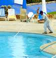 Piscineiro é uma das atividade que passa a ser enquadrada no regime de Microempreendedor Individial a partir de 1º de janeiro de 2015  Foto: photomatz / Shutterstock