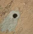 <p>O ve&iacute;culo explorador Curiosity perfura rocha em Marte, em maio</p>  Foto: NASA / Reuters