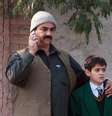 Homem vai buscar um garoto em uma escola militar que foi atacada por homens armados do Taliban em Peshawar, no Paquistão. 16/12/2014.  Foto: Khuram Parvez / Reuters