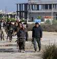 Combatentes rebeldes caminham em torno da base al-Hamidyeh, na província de Idlib, na Síria. 15/12/2014.  Foto: Stringer / Reuters