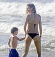 Gisele Bündchen curte praia com os filhos na Costa Rica   Foto: The Grosby Group