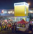 Funcionários se reúnem em frente ao centro de distribuição da Amazon em Rheinberg, Alemanha, em 15 dezembro  Foto: AP/dpa/Arnulf Stoffel