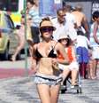 Bruna Linzmeyer se exercitou e entrou no mar no Rio de Janeiro  Foto: J Humberto  / AgNews