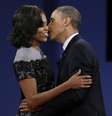 <p>O presidente Barack Obama beija sua esposa Michelle, ap&oacute;s o terceiro debate presidencial, na Universidade de Lynn, na Fl&oacute;rida. em 22 de outubro de 2012</p>  Foto: Charlie Neibergall / AP