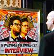 Segurança na entrada de um cinema em frente ao pôster do filme "A Entrevista", em Los Angeles. 11/12/2014  Foto: Kevork Djansezian / Reuters