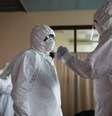 <p>M&eacute;dicos de Serra Leoa vestem roupas protetoras em Freetown, em 16 de dezembro</p>  Foto: Baz Ratner / Reuters